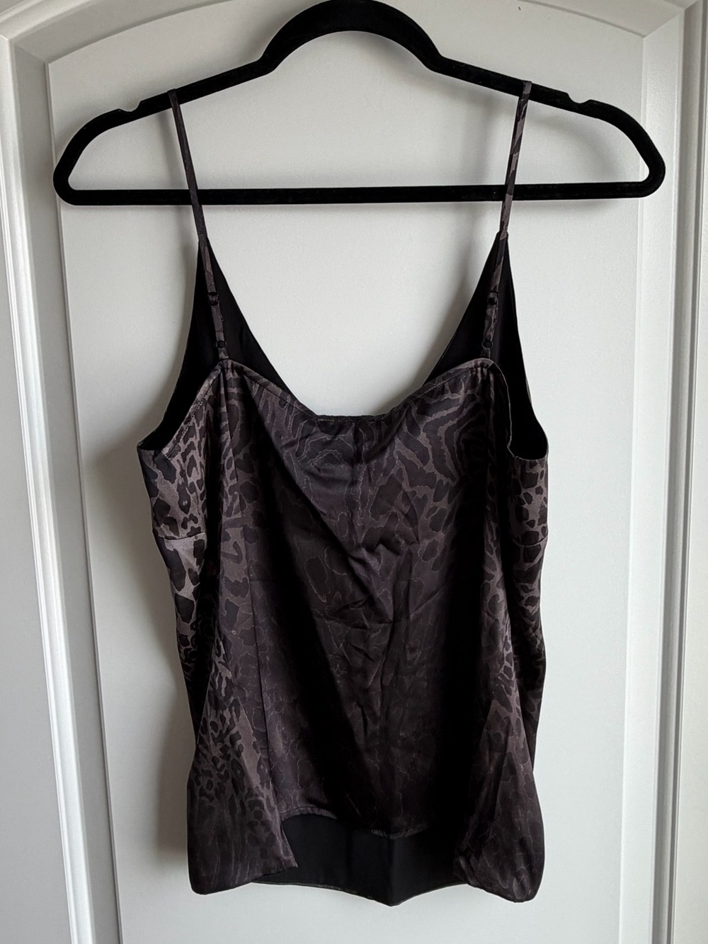 L'AGENCE 100% Silk Charmeuse Black & Grey Leopard Print V-Neck Camisole Size XS - Picture 6 of 9